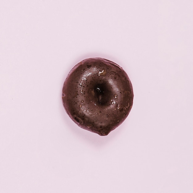 Vista superior mini donut glaseado sobre fondo rosa