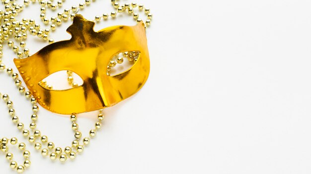Vista superior misterio carnaval brillante máscara dorada