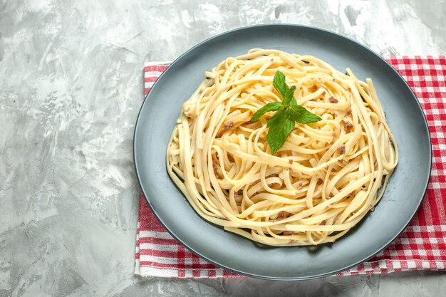 Vista superior de la mitad de la sabrosa pasta italiana en el plato de masa de color de comida de fotografía blanca comida