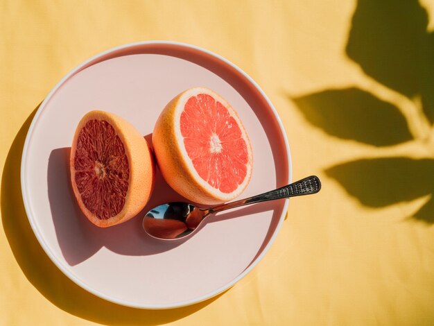 Vista superior mitades de pomelo en un plato