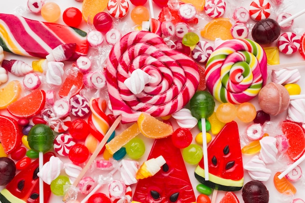 Vista superior montón de dulces coloridos