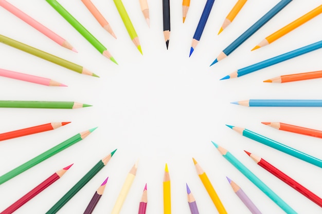 Vista superior montón de lápices de colores sobre la mesa