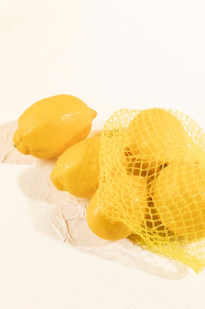 Vista superior montón de limones crudos en una bolsa
