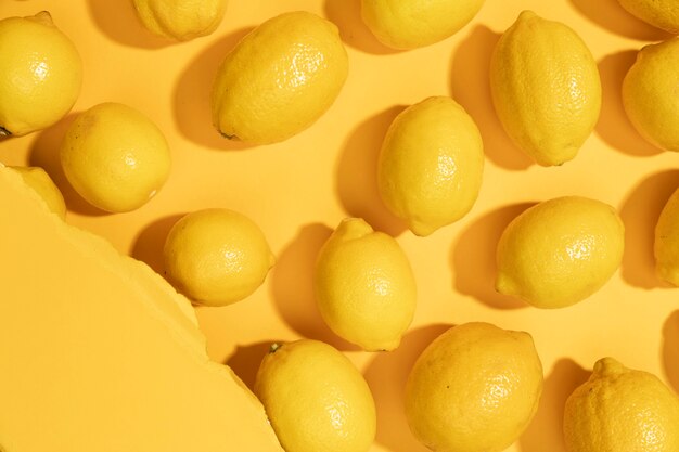 Vista superior montón de limones orgánicos