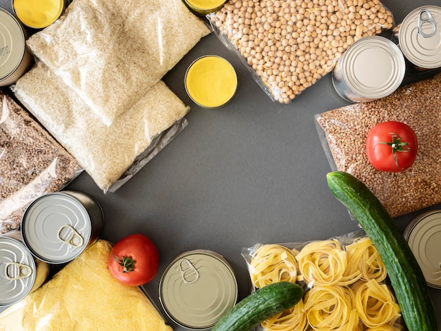 Vista superior del montón de provisiones de alimentos para donación.