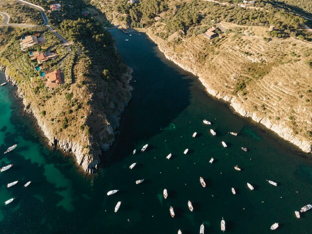 Vista superior de muchos barcos que viajan.