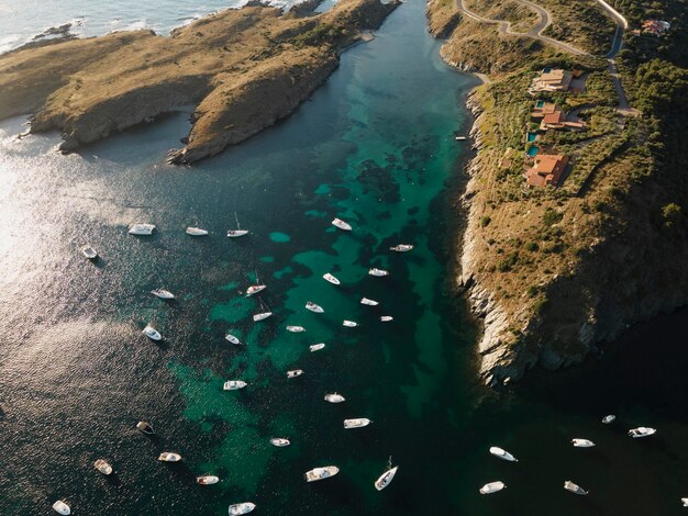 Vista superior de muchos barcos que viajan.