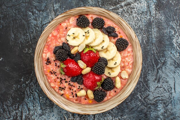 Vista superior de muesli afrutado con frutas frescas en rodajas