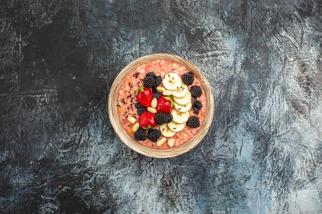 Vista superior de muesli afrutado con frutas frescas en rodajas