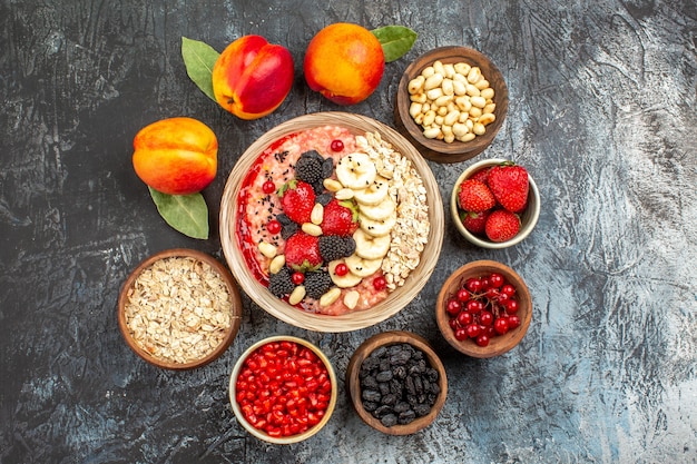 Foto gratuita vista superior de muesli afrutado con frutas frescas en rodajas