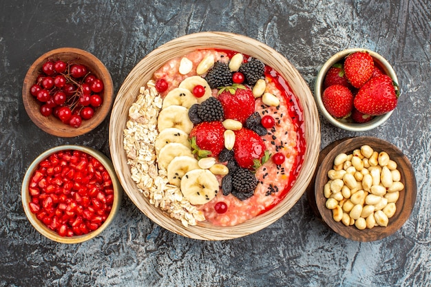 Vista superior de muesli afrutado con frutas frescas en rodajas