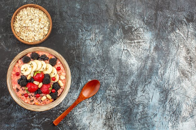 Vista superior de muesli afrutado con frutas frescas en rodajas