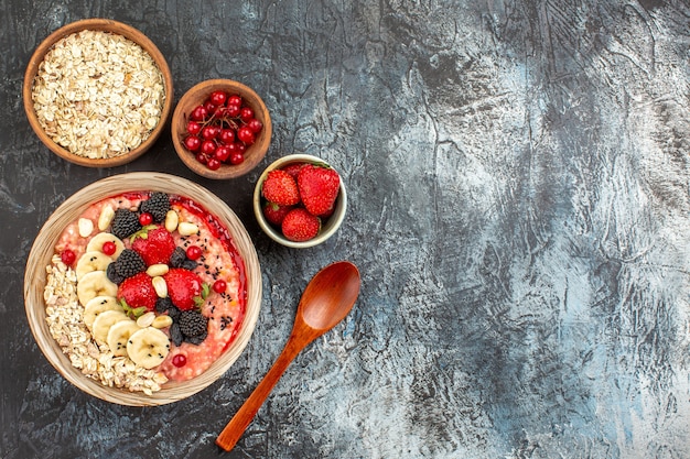 Vista superior de muesli afrutado con frutas en rodajas