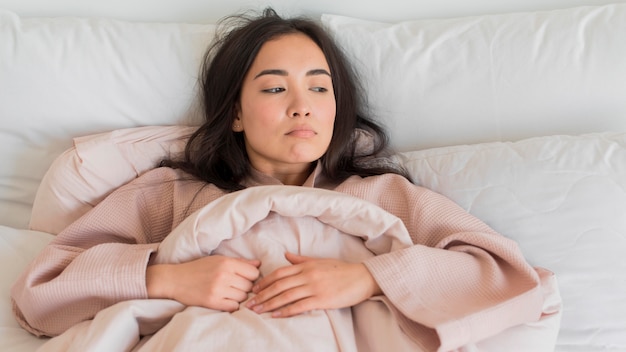 Foto gratuita vista superior mujer en la cama