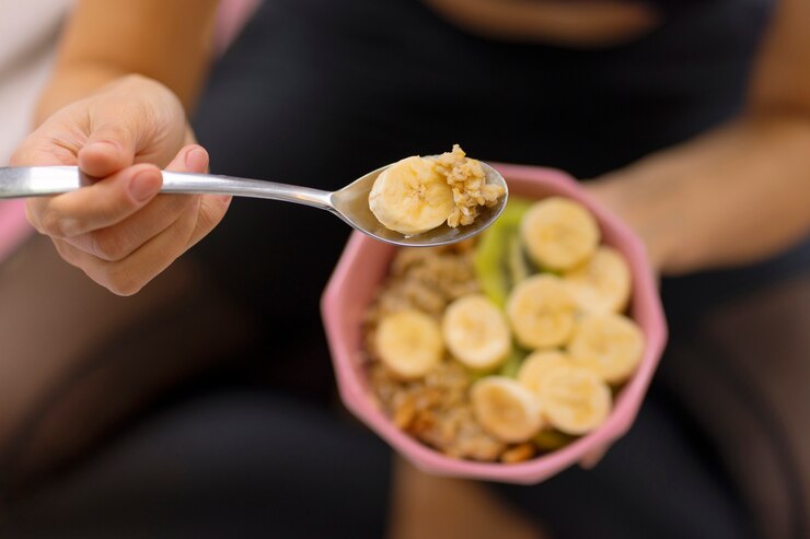 Vista superior mujer con comida deliciosa