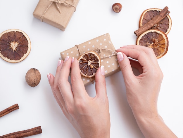 Foto gratuita vista superior de mujer decorando cajas de regalo