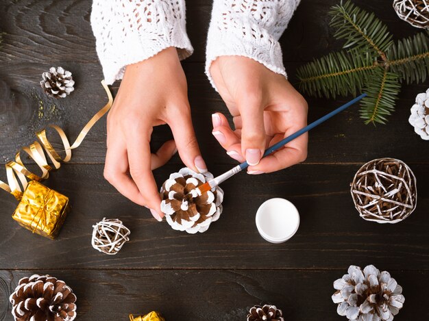 Vista superior de la mujer haciendo adornos navideños