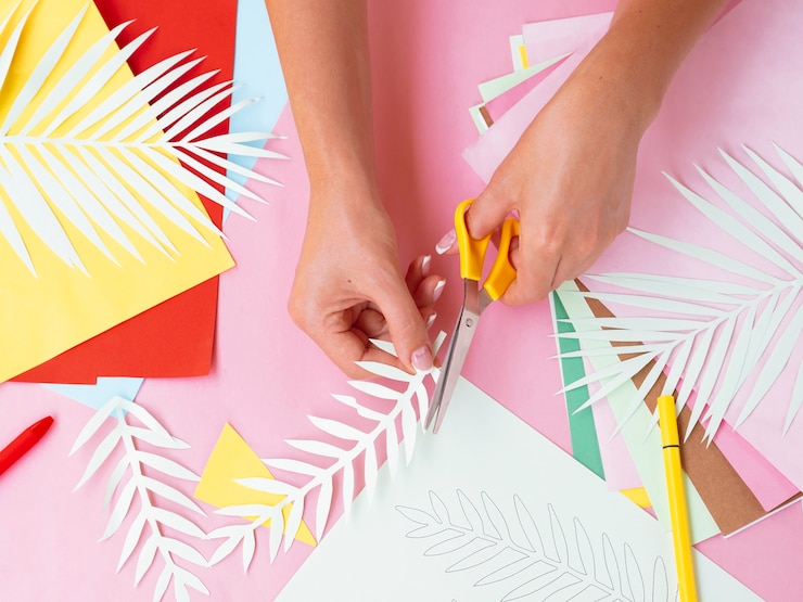Foto gratuito vista superior de mujer haciendo decoraciones de papel