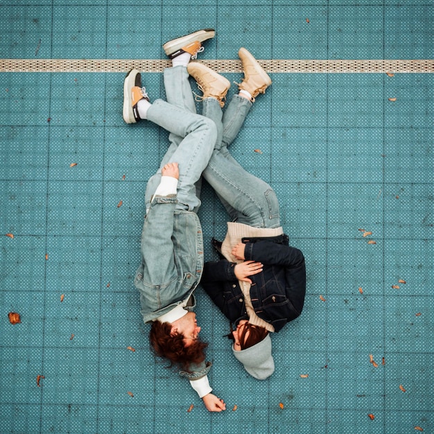 Foto gratuita vista superior, mujer y hombre, acostado, en el piso