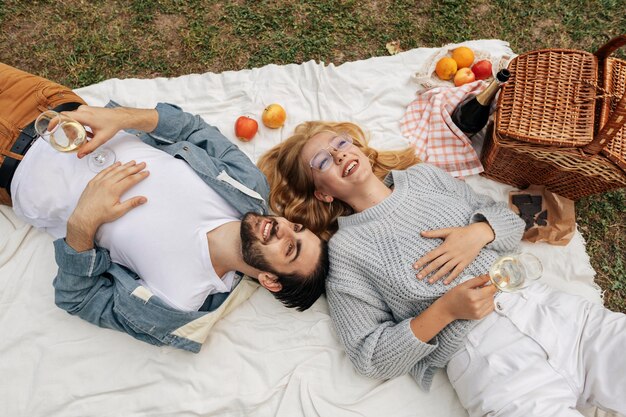 Vista superior de la mujer y el hombre haciendo un picnic juntos