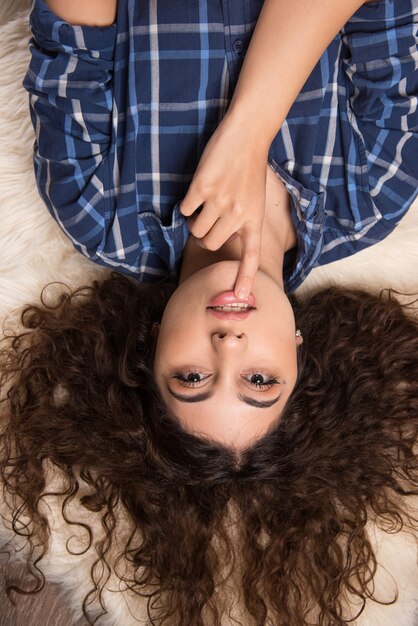 Foto gratuita vista superior, de, mujer joven, acostado, en, alfombra