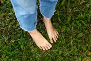 Foto gratuita vista superior mujer de pie descalzo sobre hierba
