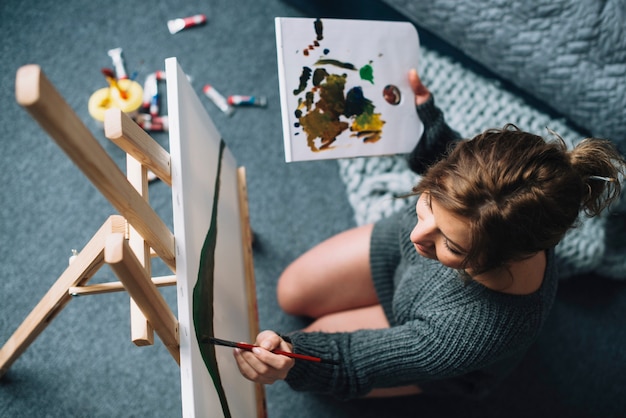 Foto gratuita vista superior de mujer pintando