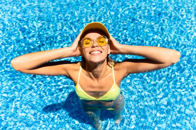 Foto gratuita vista superior mujer posando en la piscina