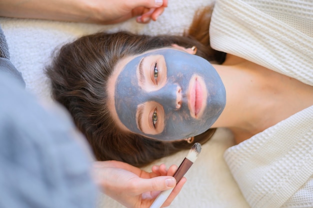 Foto gratuita vista superior de la mujer recibiendo una mascarilla