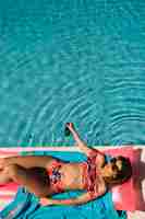 Foto gratuita vista superior de mujer relajando al lado de piscina