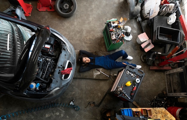 Foto gratuita vista superior mujer reparando coche