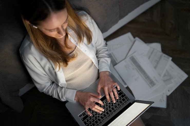 Foto gratuito vista superior mujer trabajando tarde en la noche