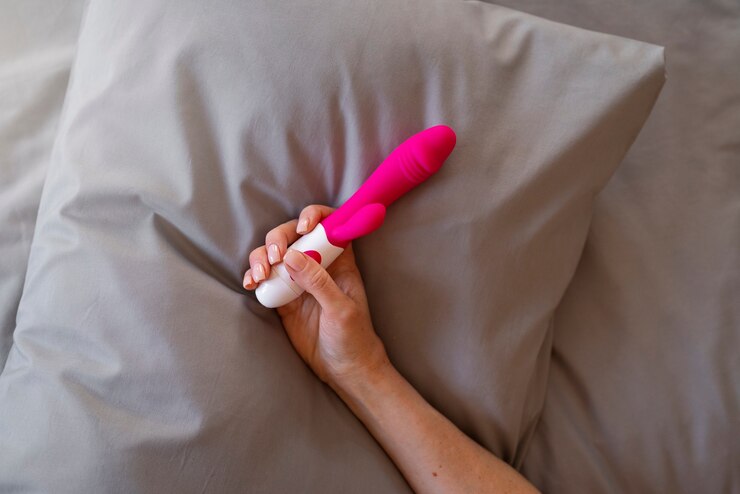 Vista superior mujer y vibrador