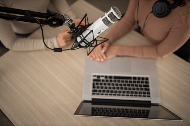 Vista superior de mujeres haciendo radio juntas