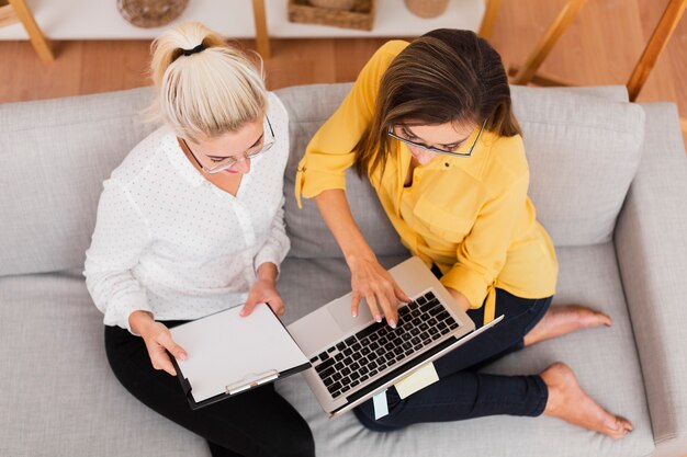 Vista superior de mujeres de negocios que trabajan en la computadora portátil