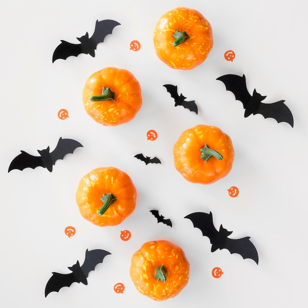 Vista superior de murciélagos y calabazas de halloween