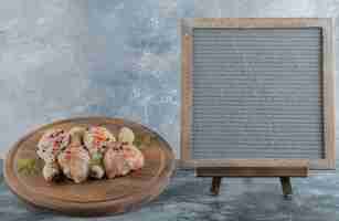 Foto gratuita vista superior de muslos de pollo marinados con tablero de cocina