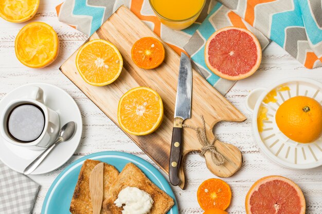 Vista superior naranjas para el desayuno