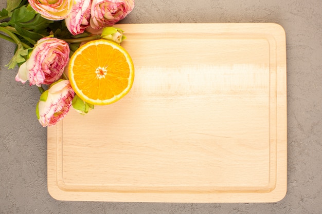 Una vista superior de naranjas frescas agrias maduras en rodajas y todo cítricos suaves vitaminas tropicales amarillo en el escritorio de crema