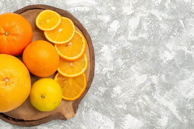 Vista superior de naranjas frescas con mandarinas sobre fondo blanco cítricos frutas frescas tropicales exóticas