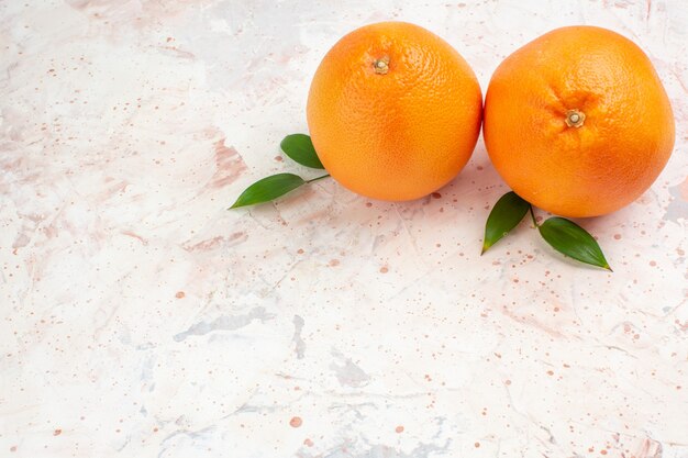 Vista superior de naranjas frescas en superficie aislada brillante con lugar de copia