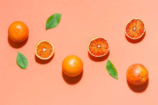 Vista superior naranjas con hojas