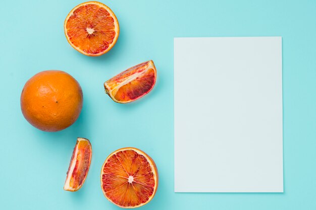Vista superior naranjas con papel