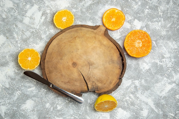 Vista superior de naranjas en rodajas frescas sobre superficie blanca jugo de cítricos frutas frescas maduras