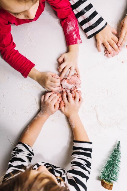 Vista superior de niñas haciendo galletas de navidad