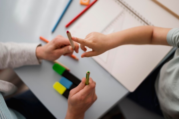 Vista superior del niño aprendiendo a contar en casa