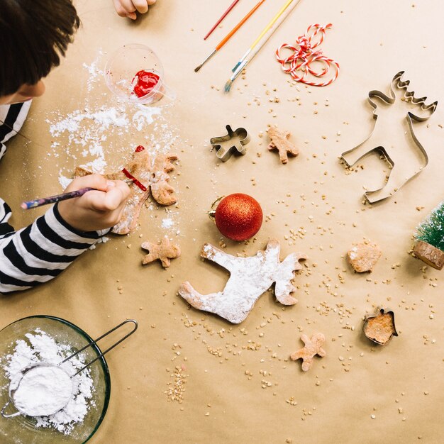 Vista superior de niño haciendo galletas de navidad