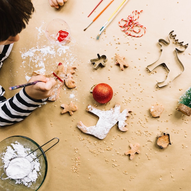 Vista superior de niño haciendo galletas de navidad