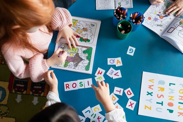 Vista superior niños aprendiendo juntos en la mesa