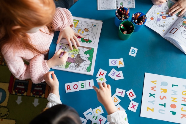 Vista superior niños aprendiendo juntos en la mesa